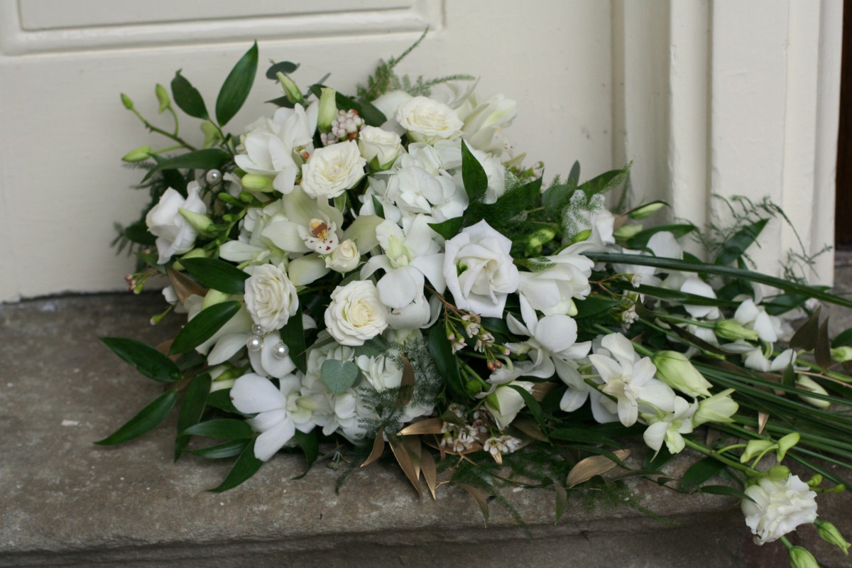 trailing bridal bouquet for a Gatsby inspired wedding