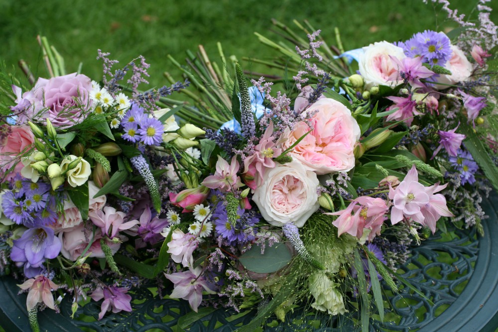 lilac bridesmaids bouquets
